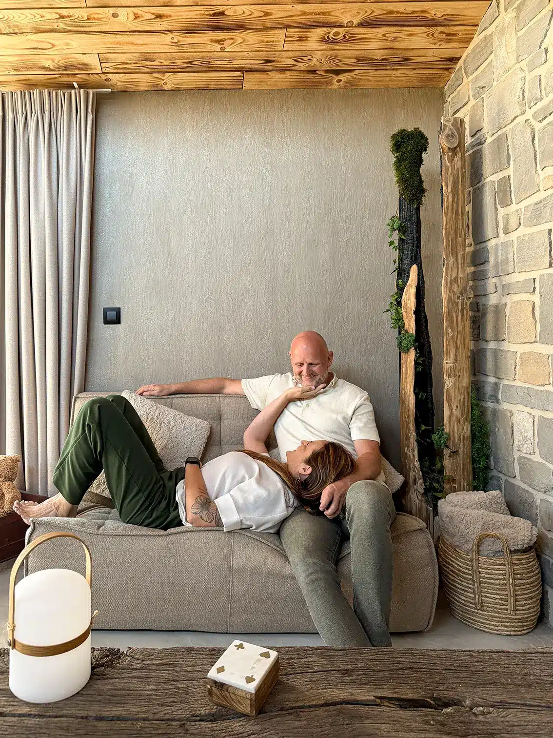 couple dans un logement cosy