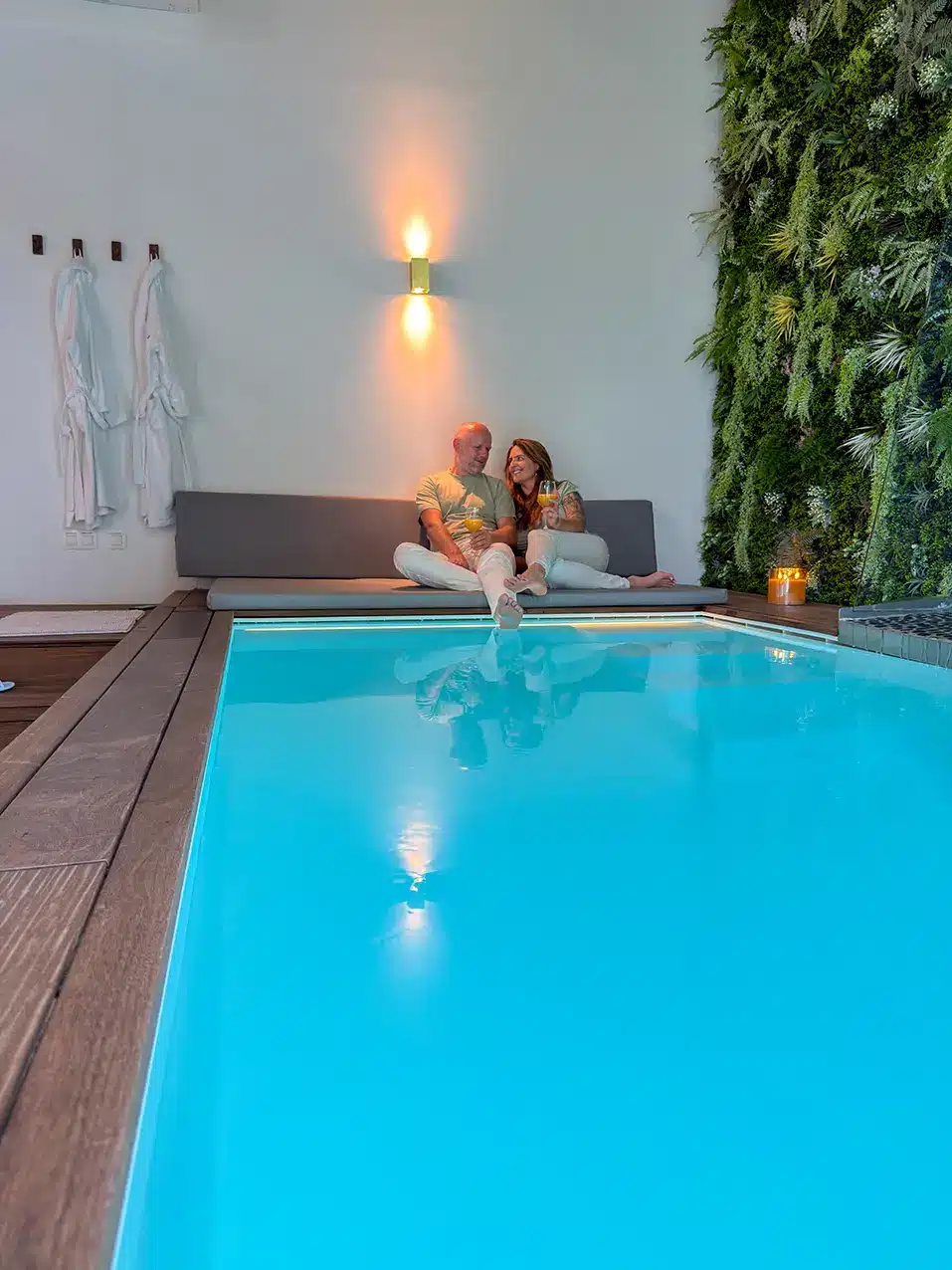 Couple profitant de la piscine privative du Domaine de Donstiennes