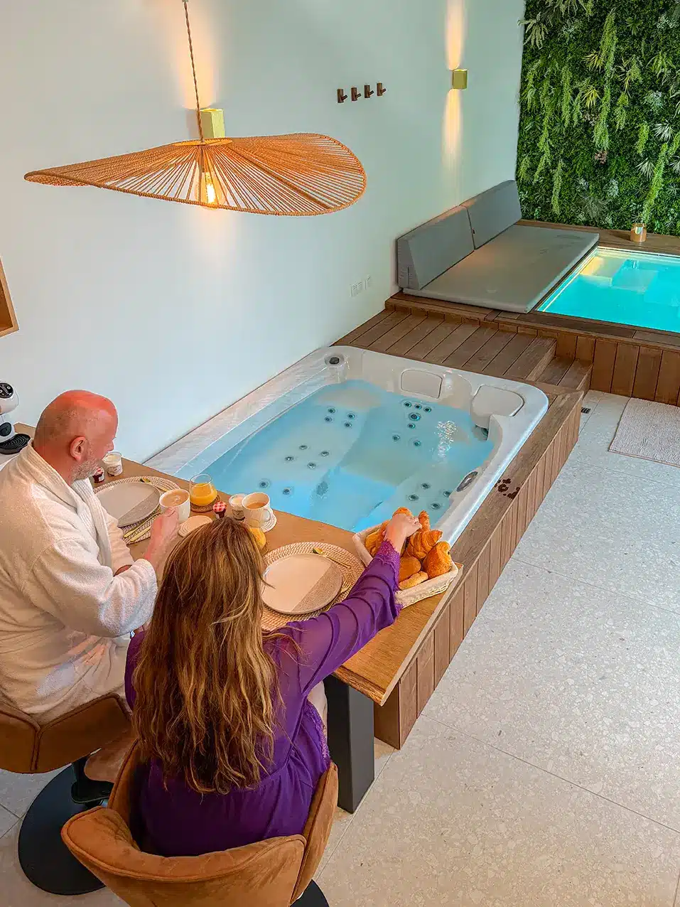 Petit-déjeuner servi avec vue sur la piscine intérieure