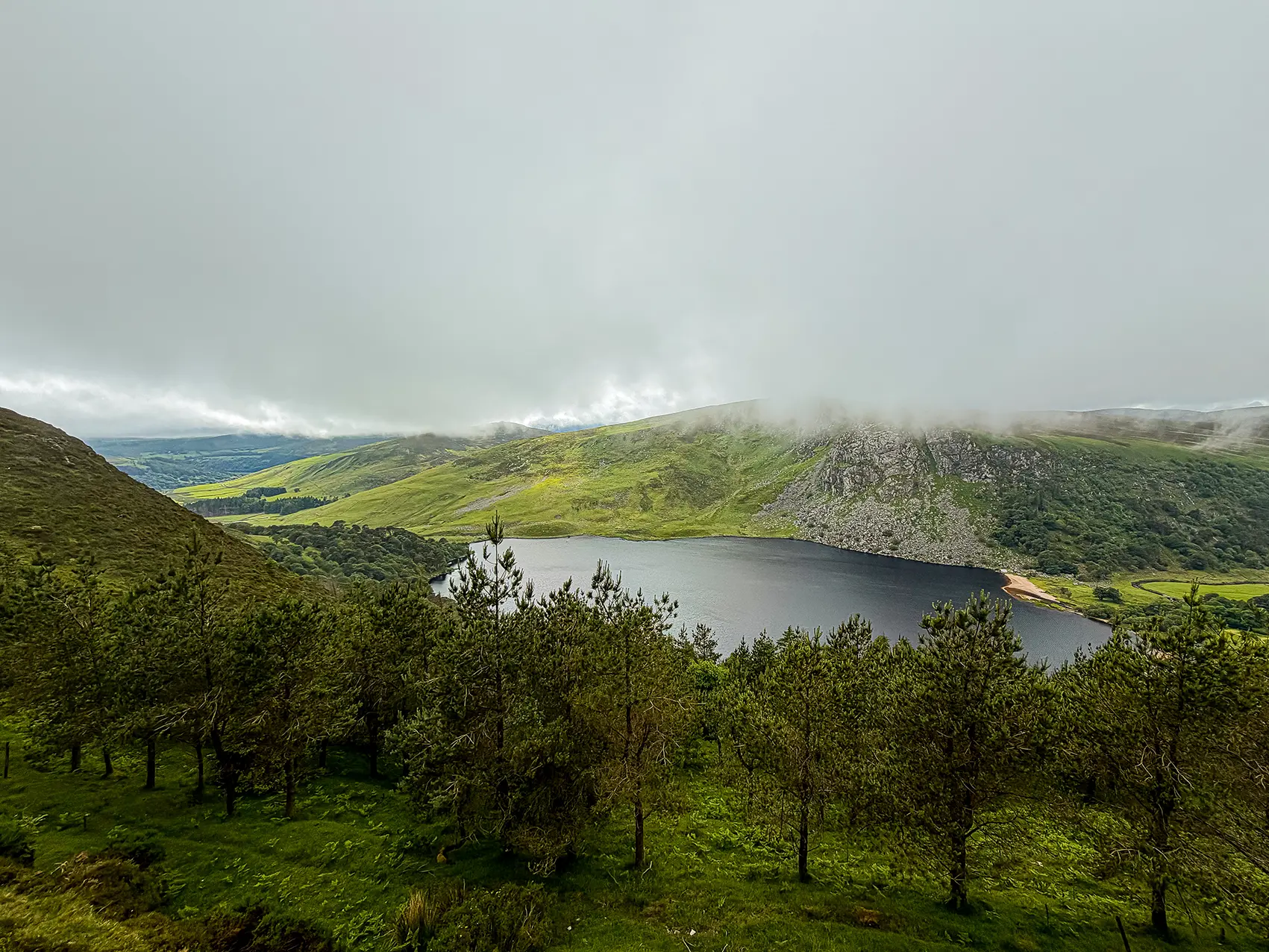 Lac entouré de montagnes sous la brume en Irlande