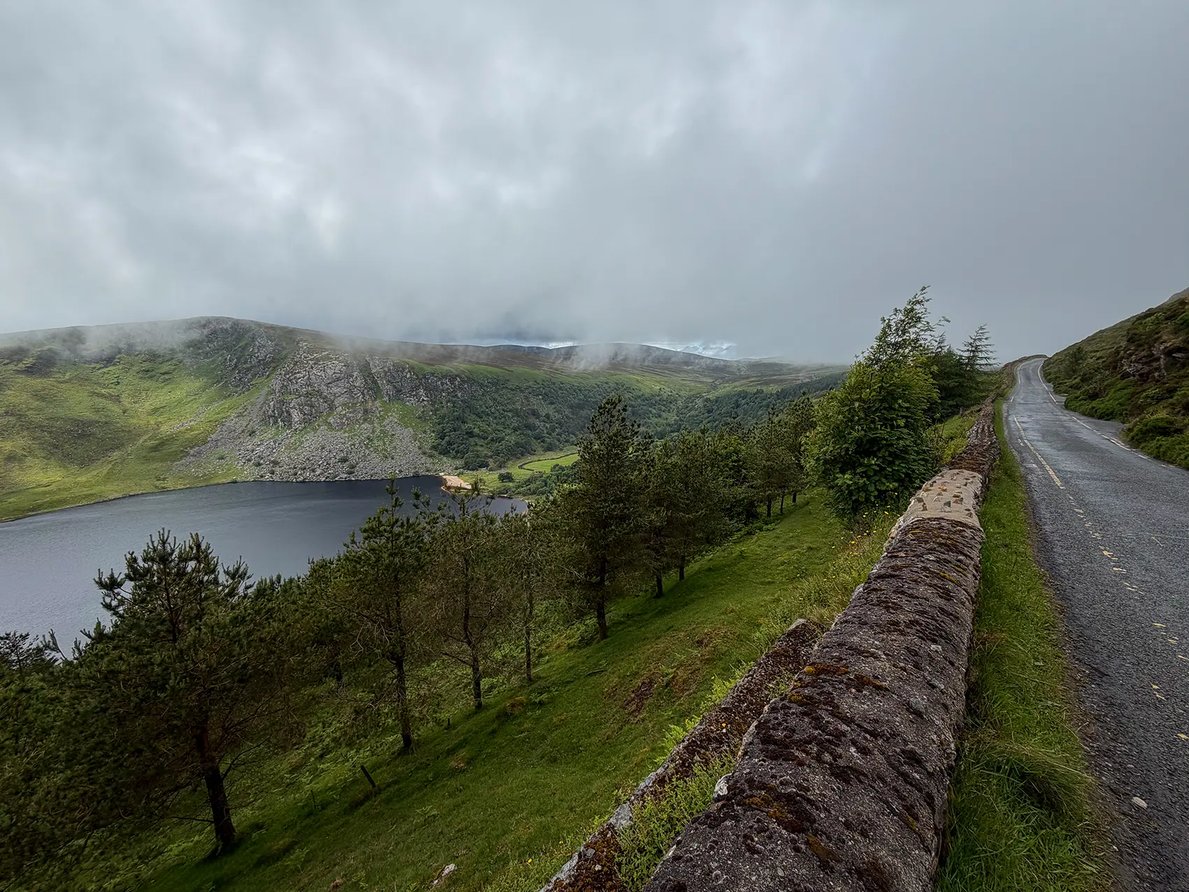 Route panoramique longeant un lac dans les montagnes irlandaises