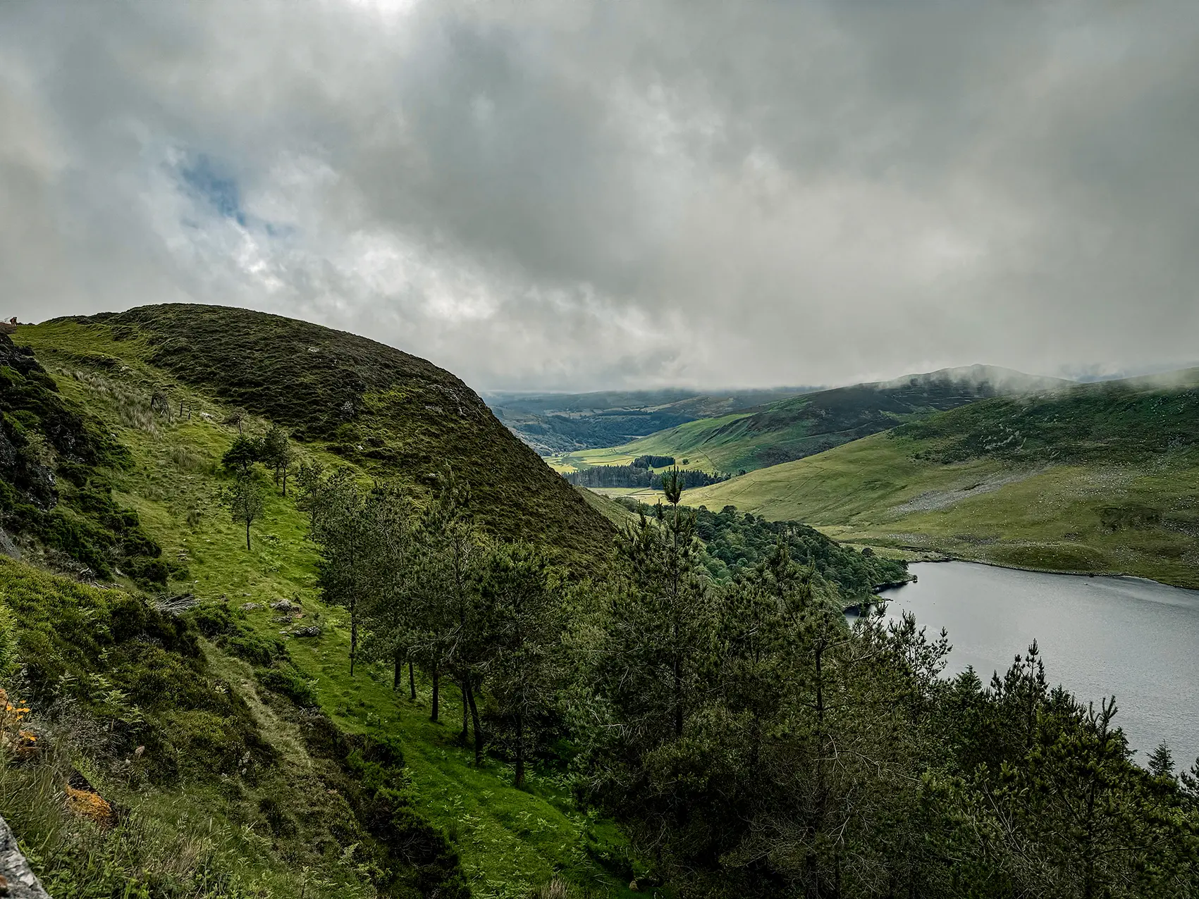 Paysage de montagne et lac lors d’une excursion autour de Dublin