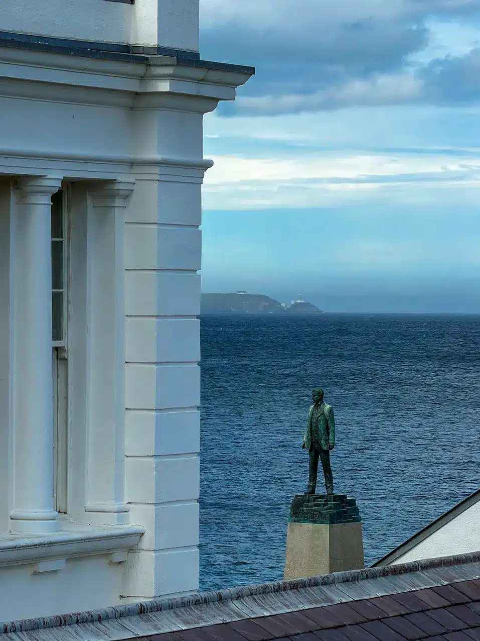 Statue face à la mer à Dún Laoghaire