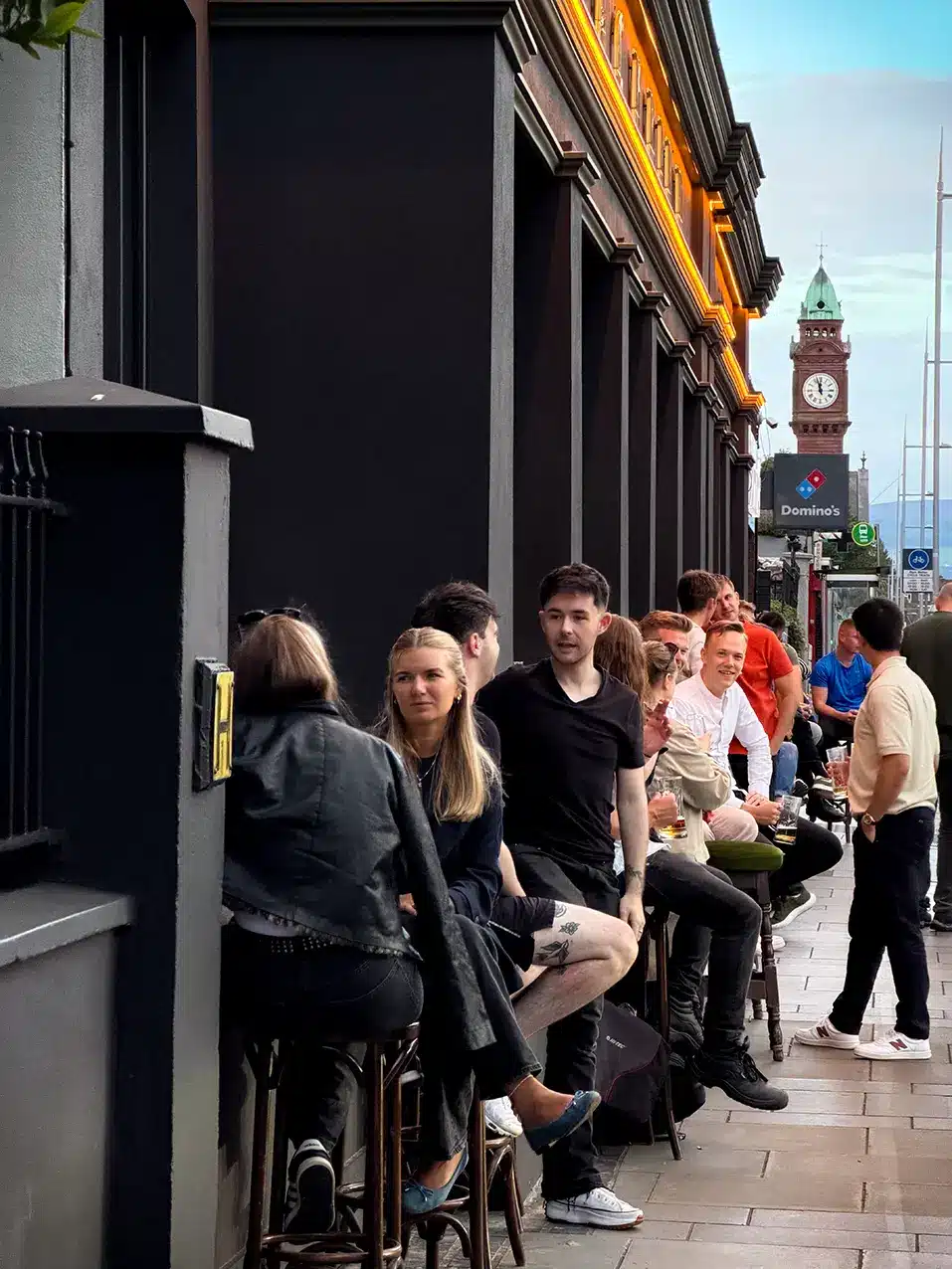 Ambiance devant un pub dans les rues de Dublin