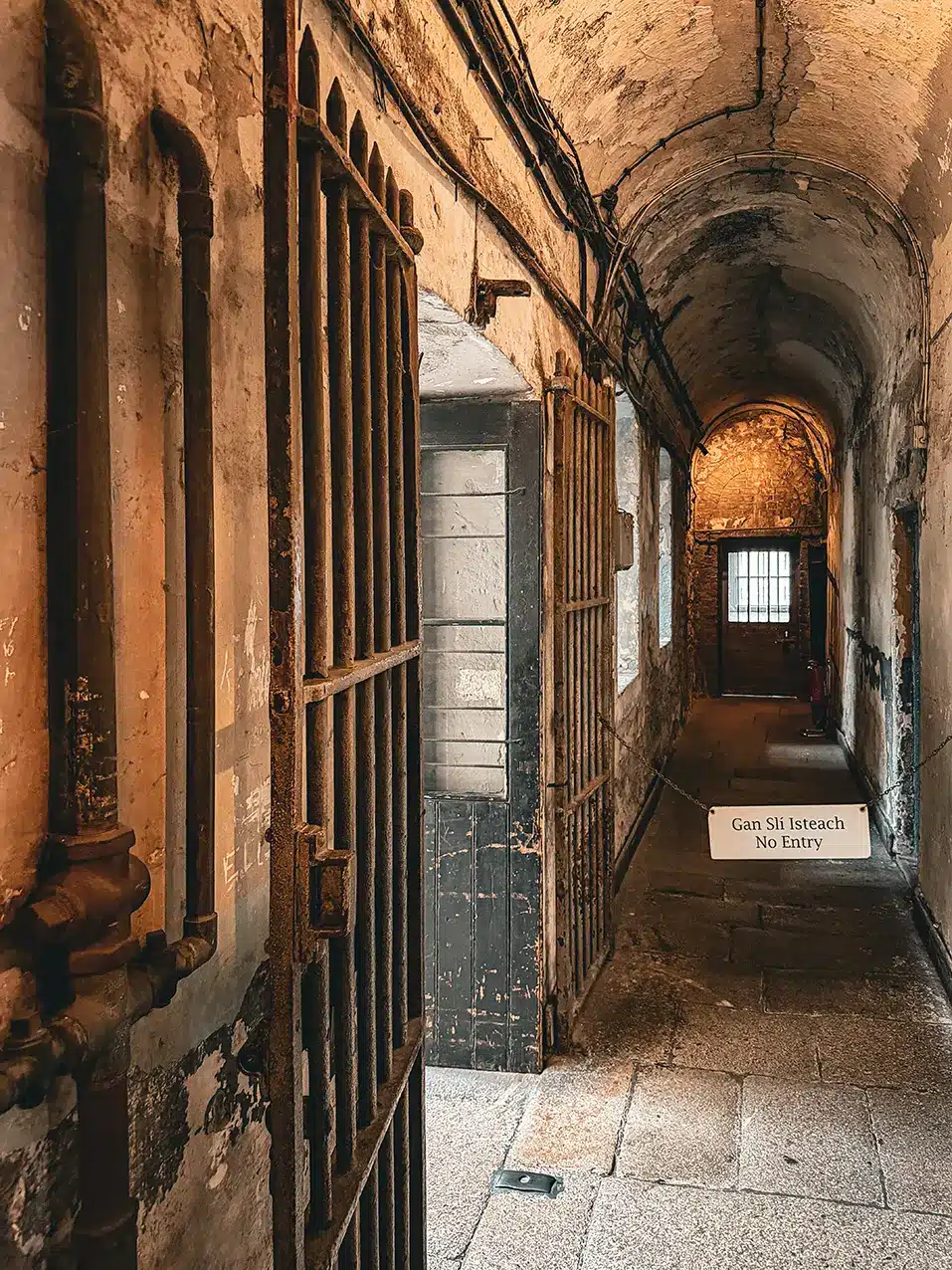 Anciennes cellules et grilles de Kilmainham Gaol à Dublin