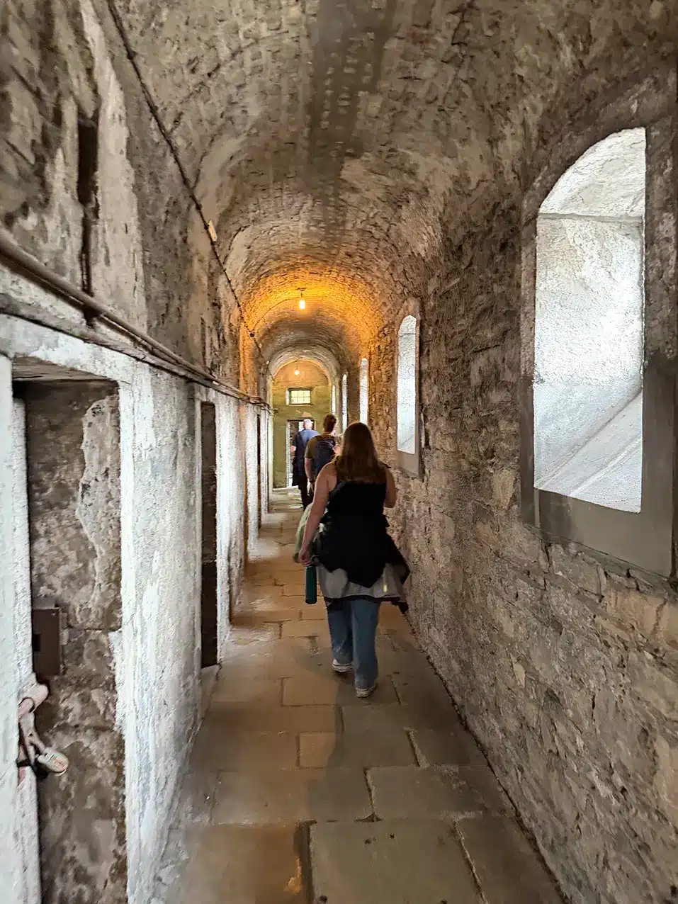 couloir en pierre de la prison de Kilmainham Gaol