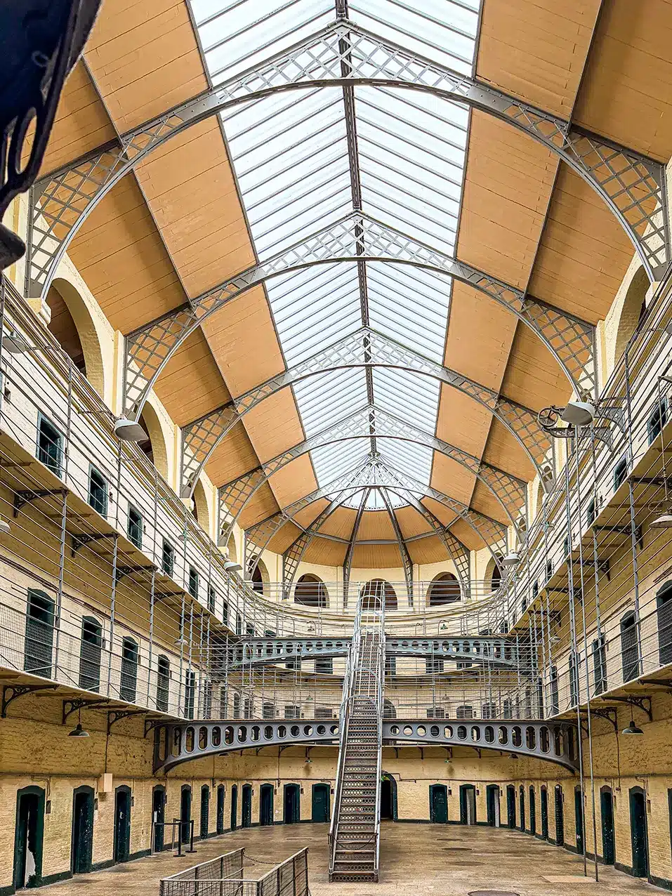 Grande galerie intérieure de Kilmainham Gaol à Dublin