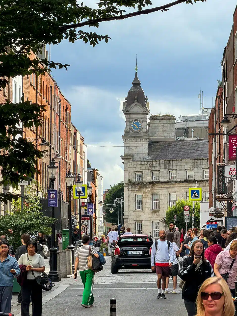 Rue animée du centre de Dublin et architecture irlandaise