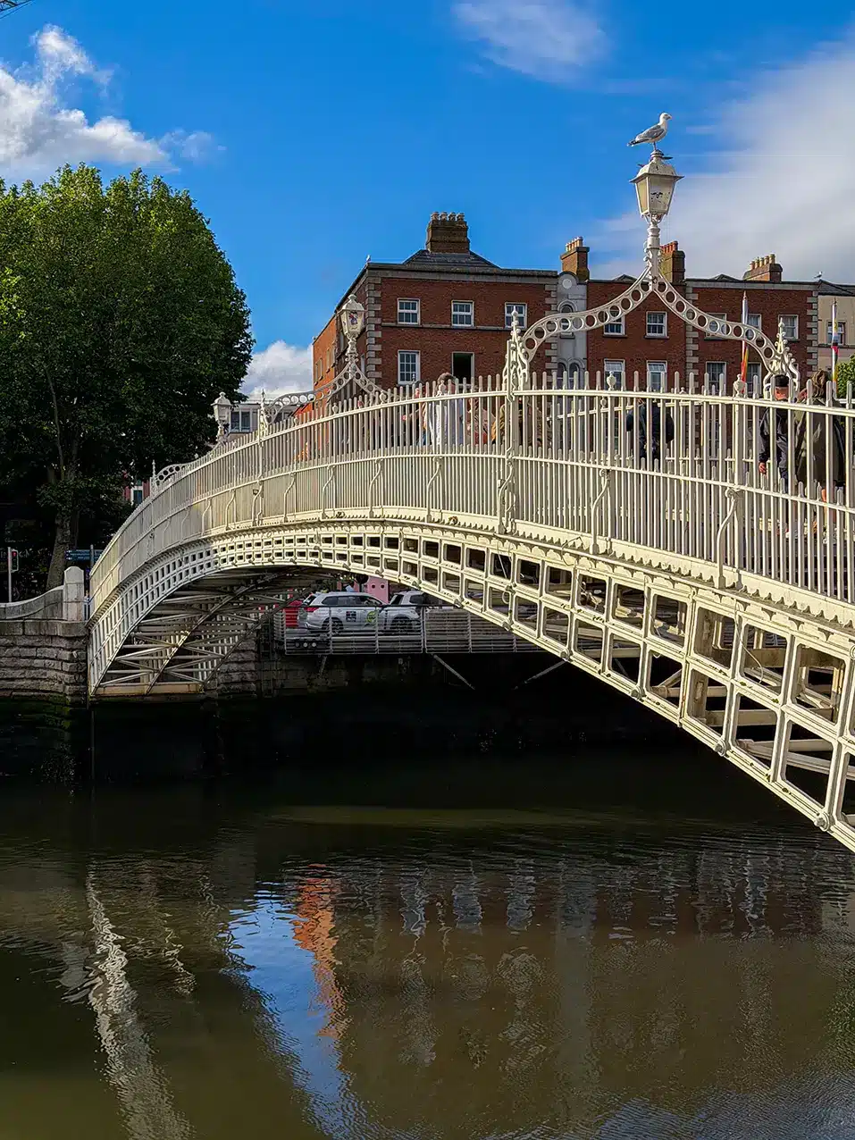 Ha’penny Bridge et ses reflets sur la Liffey à Dublin