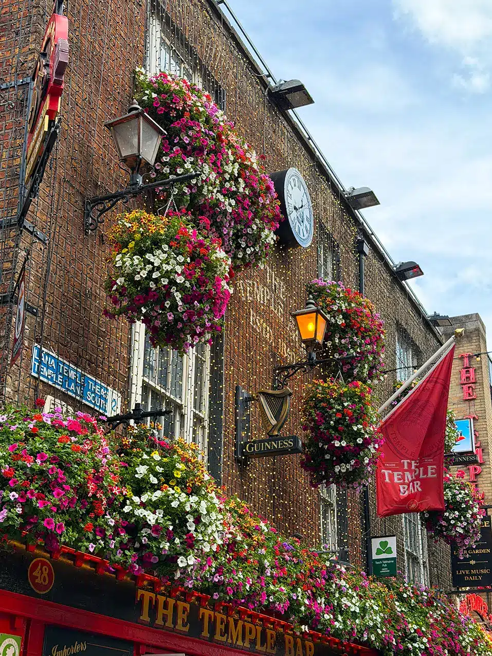 Façade fleurie du célèbre Temple Bar à Dublin