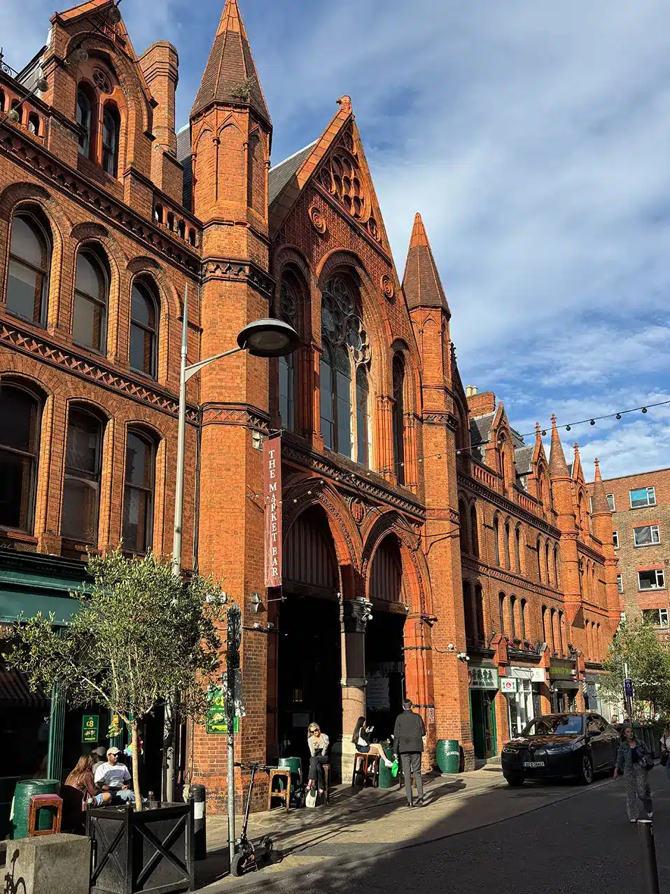 Façade en briques rouges du Market Bar à Dublin