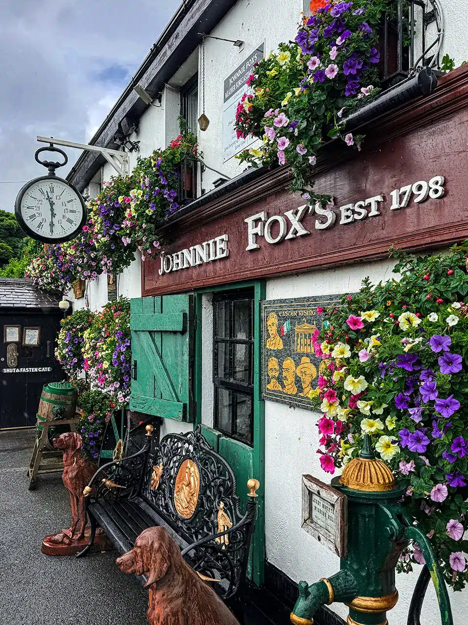 Façade fleurie du Johnnie Fox’s Pub près de Dublin