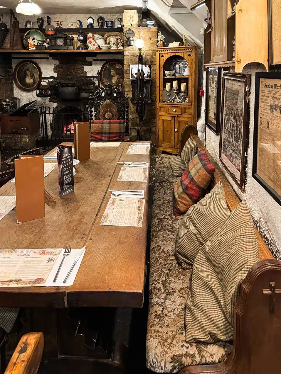 Intérieur traditionnel et chaleureux du Johnnie Fox’s Pub