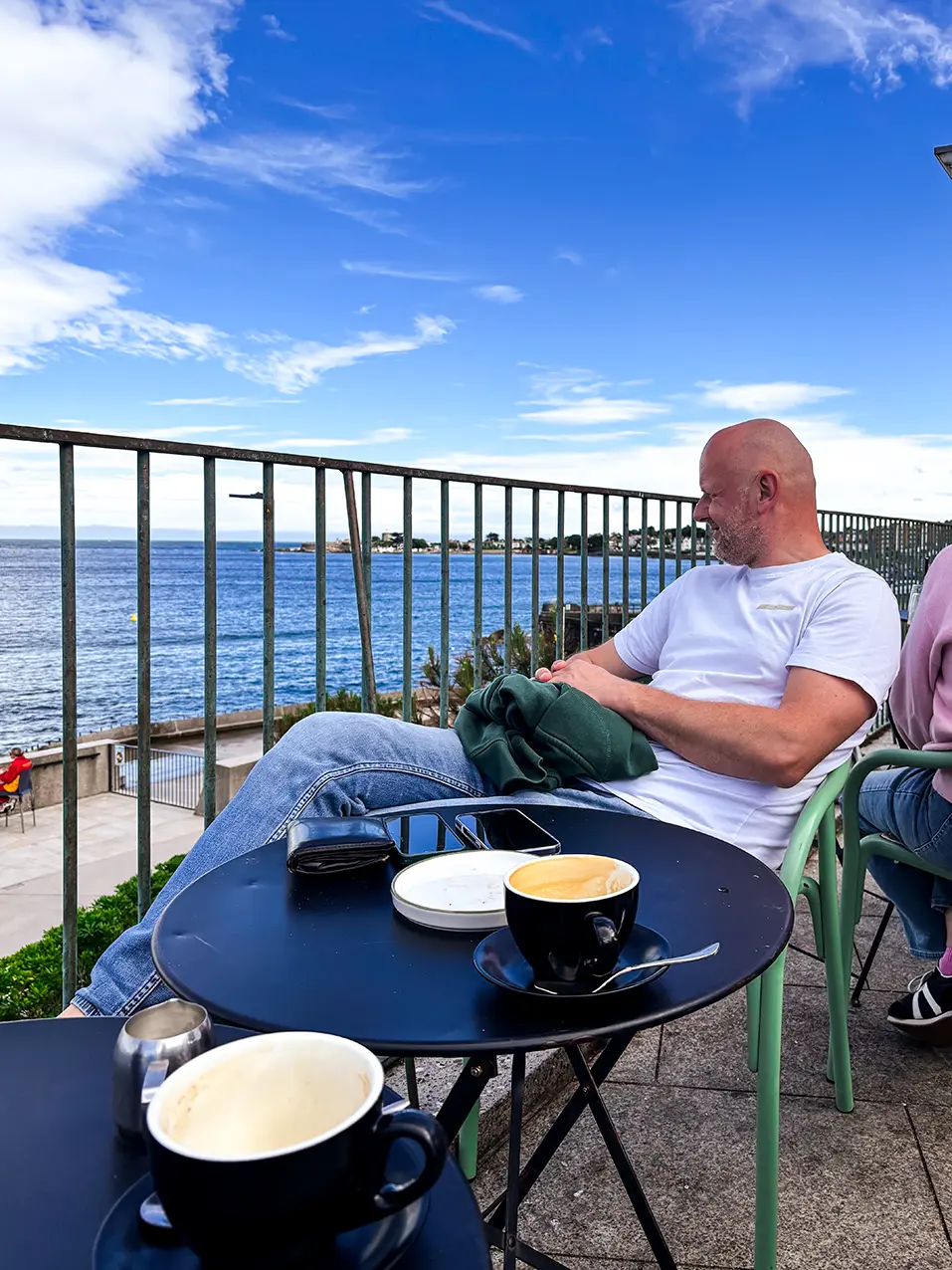 Pause café sur la terrasse de Happy Out à Dún Laoghaire