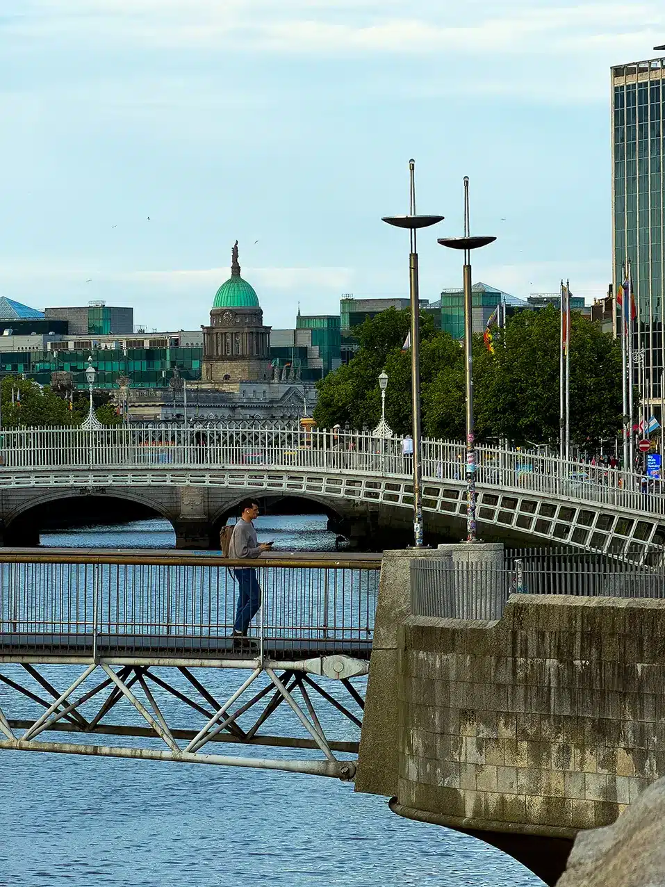 Ha’penny Bridge sur la rivière Liffey à Dublin