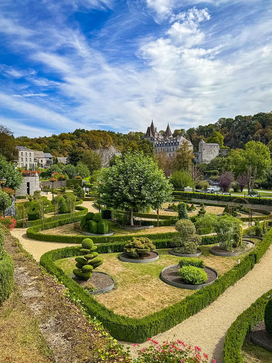 Parc des Topiaires à Durbuy avec vue sur le château