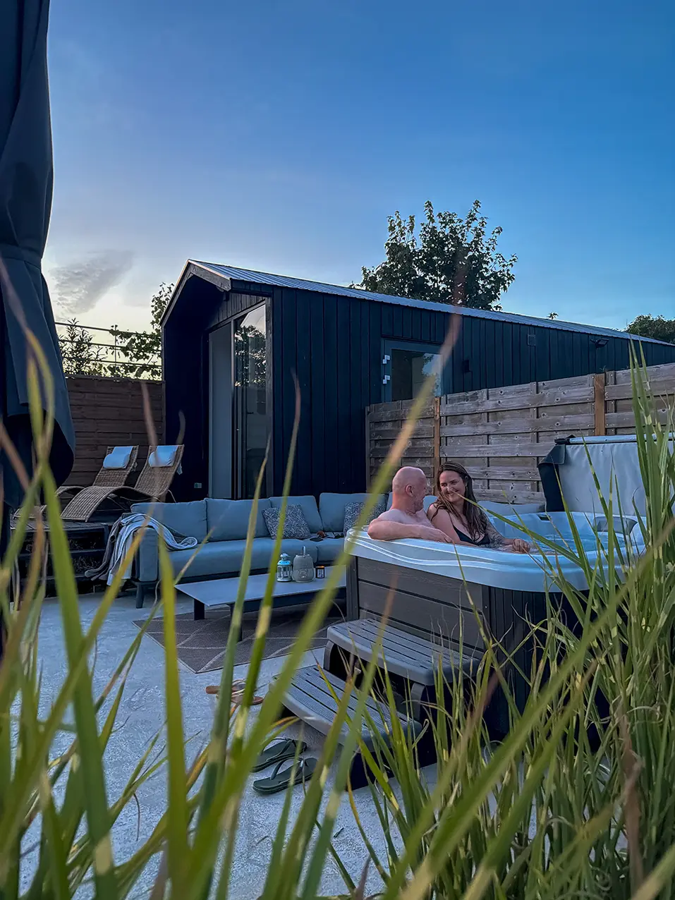 Couple profitant du jacuzzi privatif de Sophia Tiny & Spa
