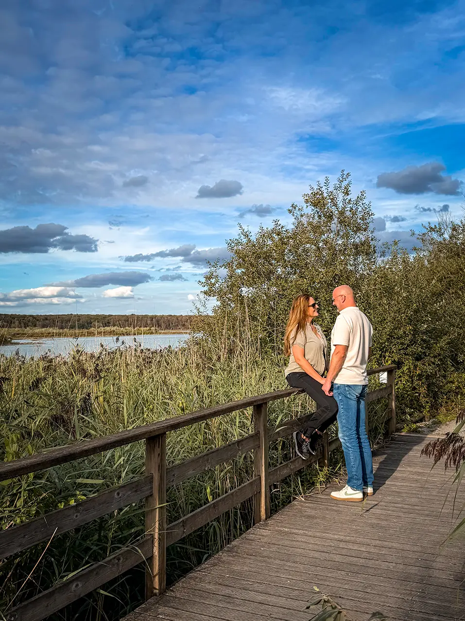 Couple sur une passerelle en bois face à l’étang de Virelles