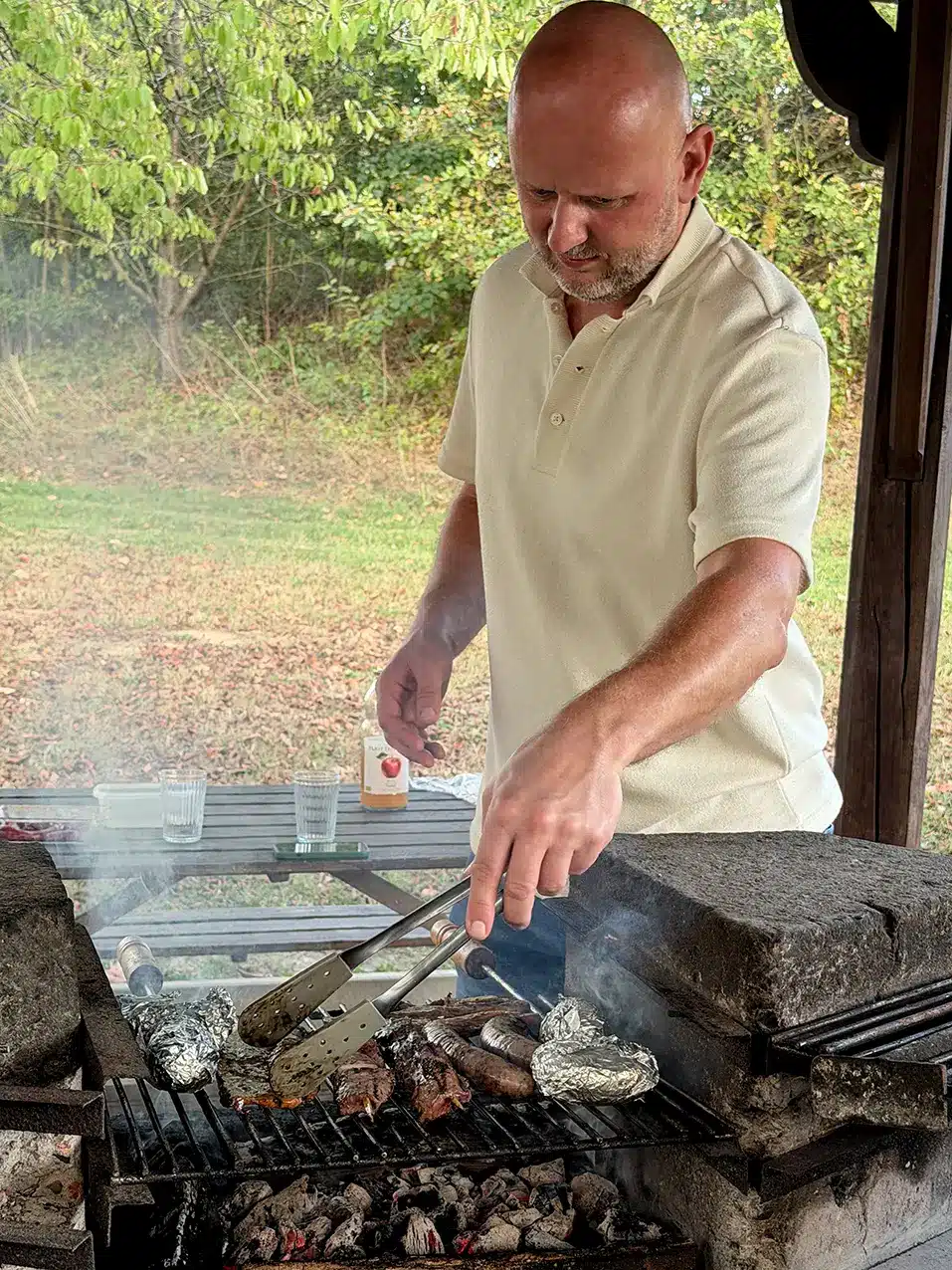 Préparation du barbecue dans l’espace commun de l’Aquascope de Virelles