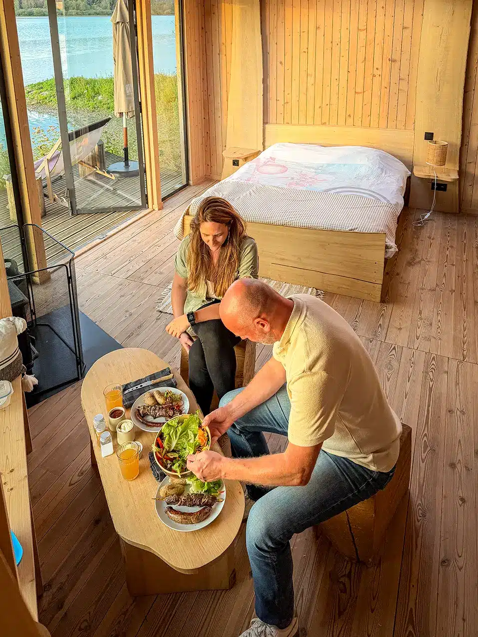 Dîner dans la cabane Fraxinus avec vue sur l’étang de Virelles