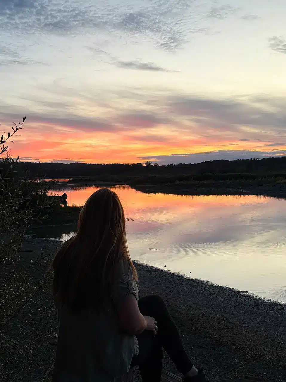 Ludivine admirant le coucher du soleil sur l’étang de Virelles