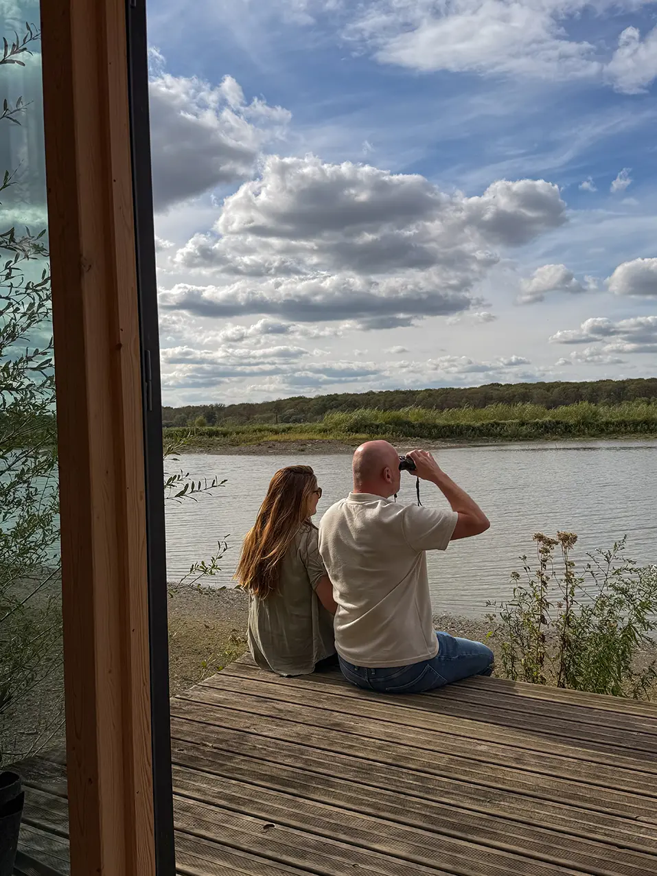Observation des oiseaux aux jumelles depuis la terrasse face à l’étang de Virelles