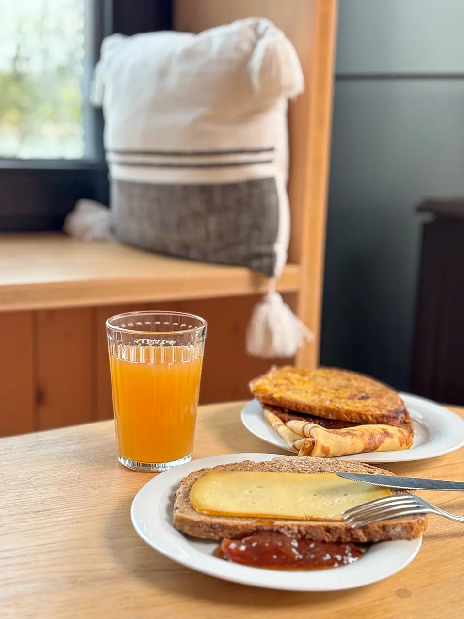 Petit déjeuner avec tartines, confiture et jus de pomme dans la cabane