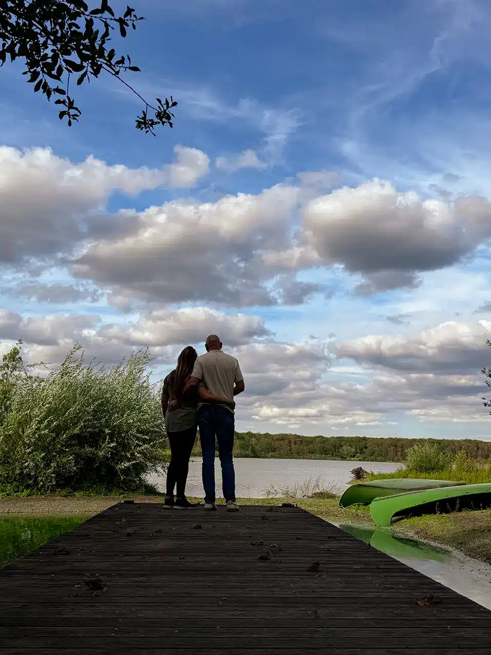 Couple admirant le paysage depuis une passerelle de l’Aquascope de Virelles